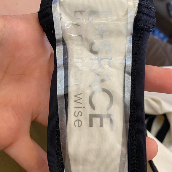 New L*Space Ebony Classic One-Piece Swimsuit Size M - Picture 6 of 6